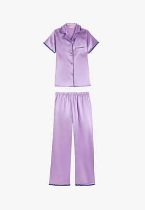 Trumpas levandų spalvos satino pižamos palaidinė su mygtukais priekyje ir krūtinės kišenėle, derinama su atitinkančiomis tampriai priglundančiomis kelnėmis su elastiniu juosmeniu, abu apdailinti tamsiomis banguotomis detalėmis.