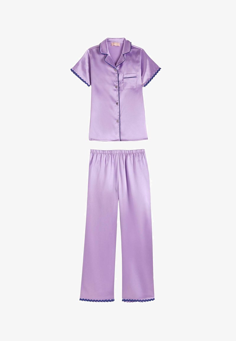 Fialový saténový pyžamový top s krátkym rukávom, zapínaný na gombíky vpredu a s náprsným vreckom, doplnený o zodpovedajúce nohavice s elastickým pásom, oba ohraničené tmavými vlnkovanými lemami.