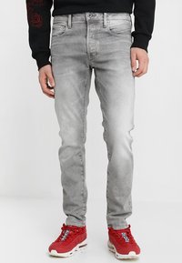 Ljust grå denimjeans med smal passform, som har fem fickor, en knappstängning och lätt blekning för extra textur.