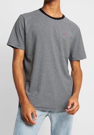 Sivainlessi ja valkoinen raidallinen crew-neck t-paita lyhyillä hihoilla ja tummalla mustalla kauluksella; rinnassa pieni punainen logo.