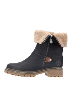 Bottine en cuir noir avec un revers en fausse fourrure beige, fermeture éclair sur le côté, détail d'accent marron, semelle texturée et logo décoratif.