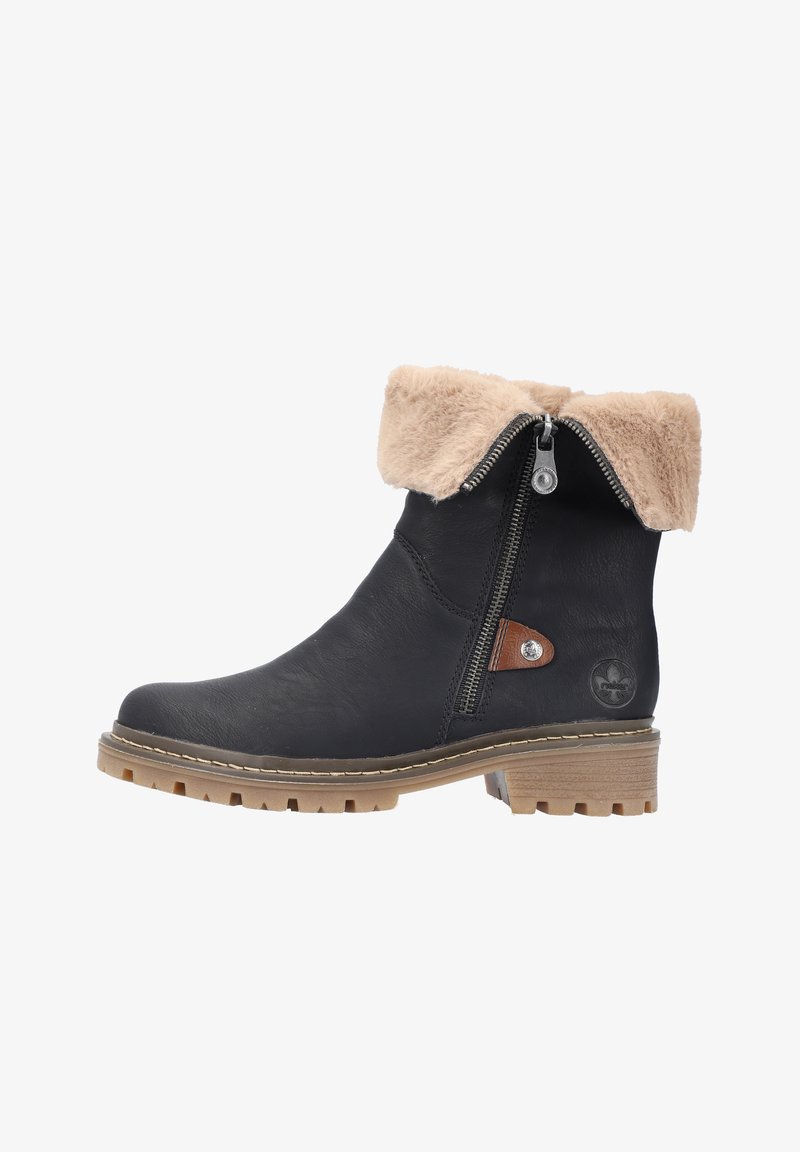 Bottine en cuir noir avec un revers en fausse fourrure beige, fermeture éclair sur le côté, détail d'accent marron, semelle texturée et logo décoratif.