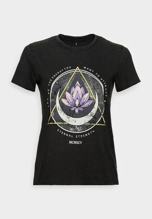Sort kortærmet t-shirt med en lilla lotus inde i en halvmåne og trekant, tekst "Vær den energi, du ønsker at tiltrække" og "Evig Styrke MCMXCV".