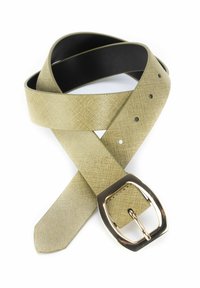 Beige riem met een gestructureerde afwerking, voorzien van een gouden rechthoekige gesp en een zwarte binnenkant. Inclusief gaten voor aanpassing.