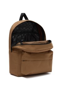 Mochila de tela marrón con un compartimento principal con cremallera, bolsillo frontal y forro a cuadros negros. Incluye correas ajustables y un asa en la parte superior.