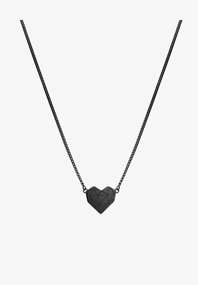 Collier en métal noir avec un pendentif en forme de cœur géométrique et facetté, monté sur une fine chaîne à maillons carrés.
