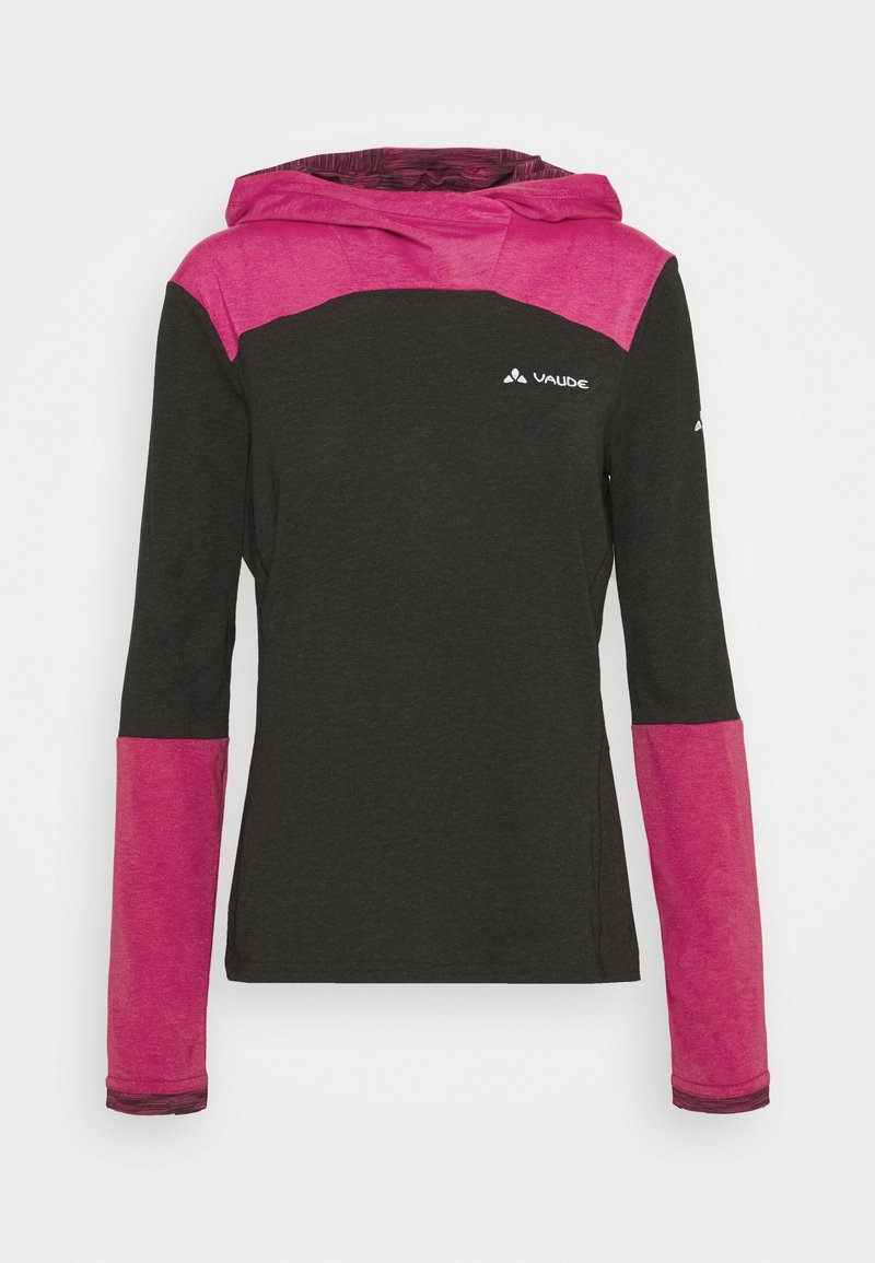 Pull à capuche à manches longues avec un corps noir et des épaules et manches roses. Présente un logo sur la poitrine gauche et un tissu texturé.