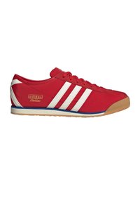 Baskets rouges Adidas Italia avec bandes blanches, pointe de semelle en gomme, bordure de semelle bleue et logo Adidas Italia doré sur le côté.