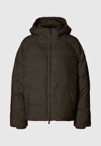 Giubbotto imbottito marrone scuro con cappuccio, dotato di chiusura a zip completa e maniche raglan; texture liscia e design isolato.