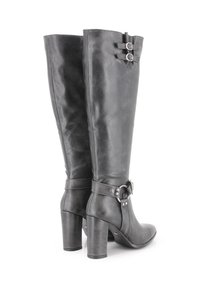 Botas de cuero negro hasta la rodilla con una textura suave, que presentan un detalle de hebilla y un diseño de tacón grueso para mayor estabilidad.
