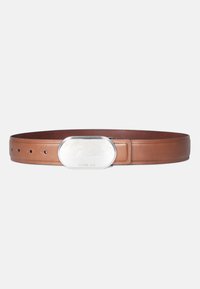 Ceinture en cuir marron avec une texture lisse, dotée d'une boucle ovales en métal argenté et de plusieurs trous de réglage le long de la sangle.