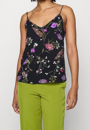 Top nero senza maniche con spalline sottili, decorato con motivi floreali colorati in viola, rosa e bianco. Abbinato a pantaloni verdi.