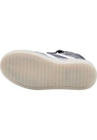 Marinefarbene Sneaker mit einer strukturierten Gummisohle im Wabenmuster, einem Klettverschluss und weißen Akzenten an der Seite für Kontrast.
