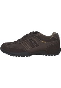 Braune Wildleder-Sneaker mit runder Zehenpartie, Schnürdesign, kontrastierenden Nähten, strukturiertem Gummisohle und minimalen Markenlogos an der Seite.