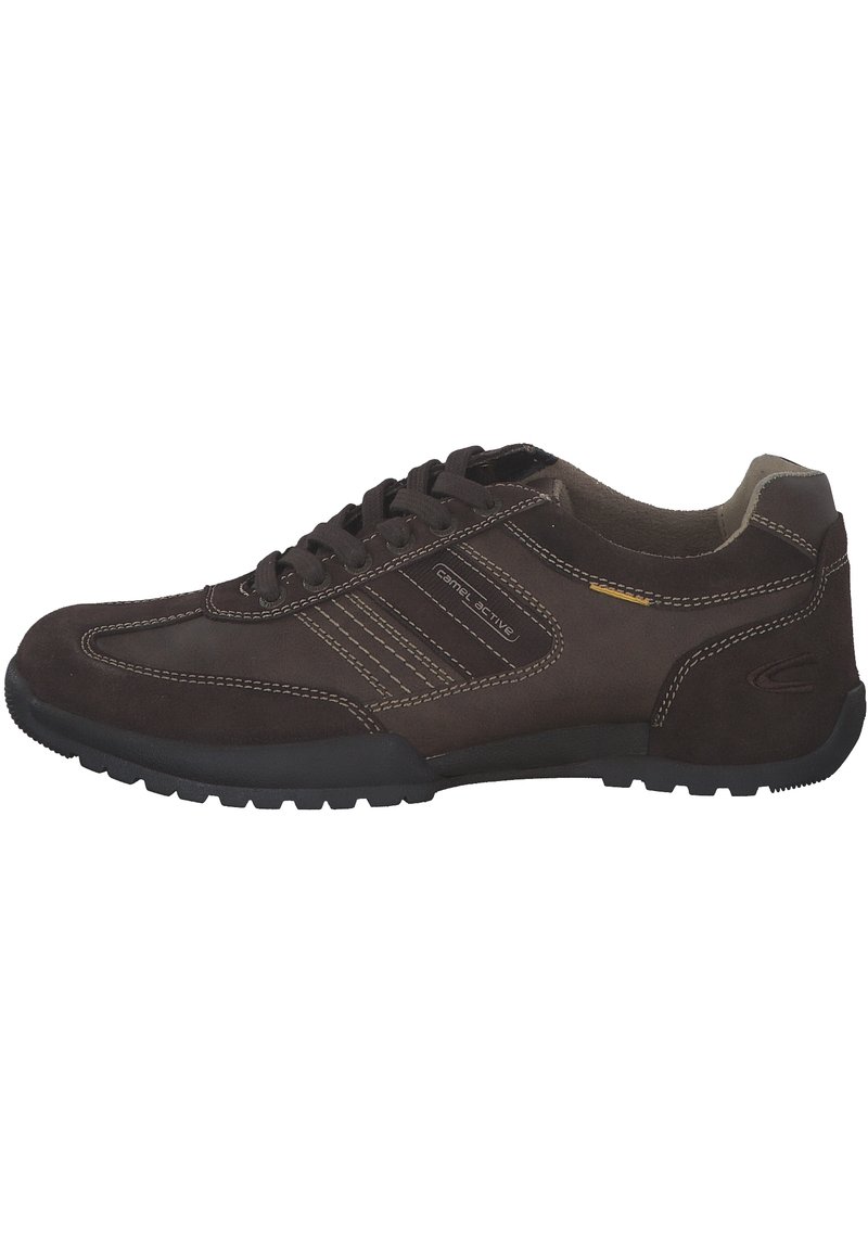 Braune Wildleder-Sneaker mit runder Zehenpartie, Schnürdesign, kontrastierenden Nähten, strukturiertem Gummisohle und minimalen Markenlogos an der Seite.