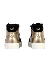Sneaker alte con una toma nera, dettagli metallici dorati, suola bianca e un logo sul tallone. Dettaglio con zip sul lato.