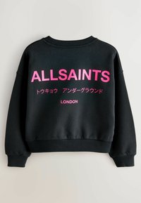 Čierna mikina s výrazným ružovým textom "ALLSAINTS" a menším textom v japončine a "LONDON." Rúbkové manžety a spodný lem. Hladká látka.