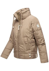 Beige gewatteerde jas met hoge kraag, ritsluiting, twee frontzakken en een trekkoord in de onderkant. Heeft een gestructureerde stof en een logo patch op de mouw.