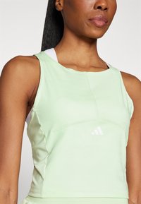 adidas Performance TECHFIT PRINTED CROP TANK - Viršus - semi green spark