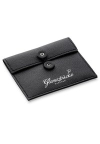 Sort læderpung med en struktureret overflade, der har to trykknapper og det præget "Glanzstücke München"-logo i hvid. Kompakt, rektangulær form.