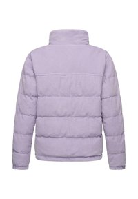 Puffjacka i ljuslila kordflossa, med horisontellt quiltat mönster, hög krage och elastiska manschetter. Bakifrån visas en enkel design.