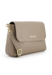 Torebka crossbody z fakturowanej skóry w kolorze taupe z złotymi akcentami oraz logo "VENEZIA" na przednim klapie, z regulowanym paskiem.