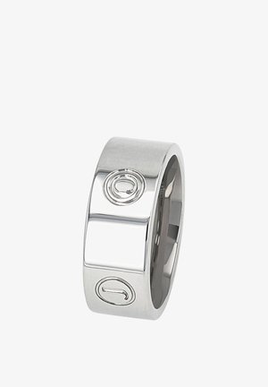 Anillo de metal plateado con un acabado liso y pulido. Presenta acentos circulares y alargados en la superficie. Diseño redondo con una estética moderna.