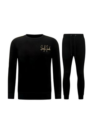 Zwarte sweatshirt en bijpassende broekset. Sweatshirt met gouden geborduurd logo, ribgebreide manchetten. Broek met trekkoord en taps toelopende pijpen.