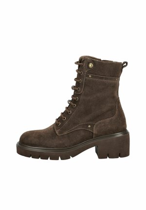Bottine marron en daim à lacets, talon épais et semelle crantée, dotée d'œillets métalliques et d'une languette à l'arrière.