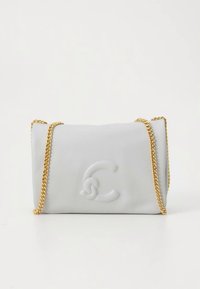 Hvid lædertaske med en struktureret overflade, en fremtrædende prægning af logo og en gylden kæderem. Rektangulær form, minimalistisk design.