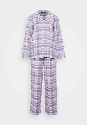 Lilla og hvit rutete langermet knappebluse til pyjamas med matchende bukser i hel lengde på en ensfarget bakgrunn.