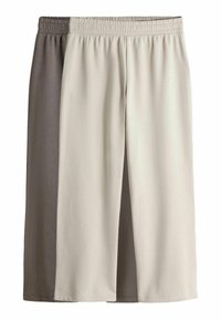 Gaiši bēšas un tumši pelēkas vieglas bikses ar elastīgu jostasvietu. Izgatavotas no gludas auduma, ar priekšpuses šķēlumu papildus detaļai.