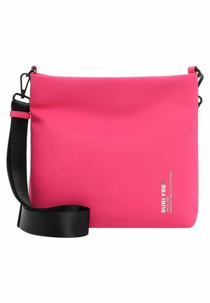 Heldere roze schoudertas met brede zwarte verstelbare riem en "SURI FREY" logo rechtsonder op de voorkant.