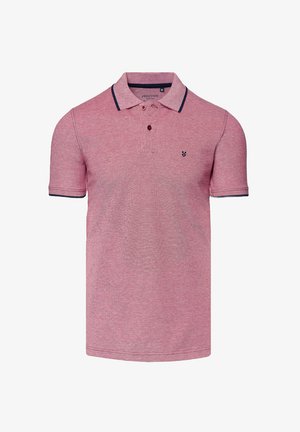 Czerwona koszulka polo o teksturowanym wykończeniu, z granatowym kołnierzykiem i akcentami na rękawach, oraz małym logo po lewej stronie klatki piersiowej.