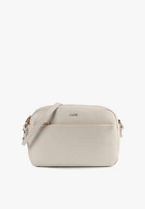 Hellbeige Leder-Umhängetasche mit strukturierter Oberfläche, vorderer Reißverschlusstasche und verstellbarem Schulterriemen. Markenlogo vorne sichtbar.