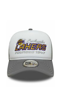 Weißer und grauer Cap mit flachem Schirm. Mit gesticktem "Los Angeles Lakers" in Gelb und Lila sowie "Founded 1947" in Grau.