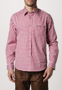 Rood-wit geruit overhemd met lange mouwen, voorzien van een knoopsluiting aan de voorkant, een zak aan de linkerkant en een geborduurd logo boven de zak.
