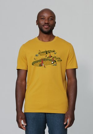 Gelbes Baumwoll-T-Shirt mit einem grafischen Druck von Gnomen und Tieren in einer Sandkiste. Kurze Ärmel, Rundhalsausschnitt und glatte Textur.