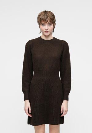 Tumed pruun kudum dress, millel on sobiv bodi, ribidega vöökoht ja volüümikad pikad varrukad. Struktuurne kangas; ümar kaelus, kuni põlveni ulatuv äär.