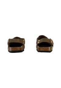 Sandales en cuir suédé marron avec une sangle réglable, semelle en liège et semelle en caoutchouc, dotées de boucles en ton argent et d'un design plat.