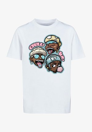 Camiseta blanca de algodón con tres caras en estilo de dibujos animados que llevan sombreros coloridos y gafas de sol, masticando chicle, con el texto "CREW" en rosa.