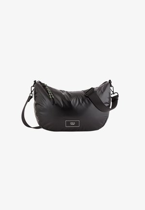 Puffige schwarze Schultertasche mit verstellbarem Riemen, glatter Textur und einem dekorativen Reißverschlussgriff mit bunten Geflechtern. Das Etikett ist sichtbar.