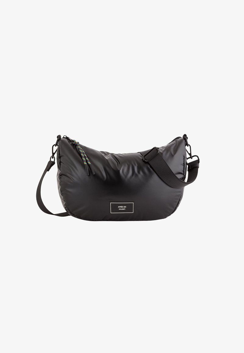 Fyldig sort skuldertaske med justerbar skulderrem, glat overflade og en dekorativ lynlåsanhænger med farverigt flet. Mærket er synligt.