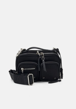 Zwarte crossbodytas met meerdere met ritsen afsluitbare vakken, nylon buitenkant, zilverkleurige accenten en een verstelbare riem.