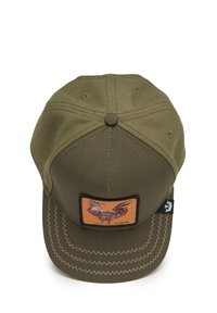 Gorra verde hecha de una mezcla de algodón, con un parche marrón cuadrado que presenta una ilustración de un gallo y la palabra "COCK", y detalles de costura en contraste.