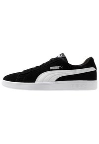 Zwarte suede sneakers met witte accenten, voorzien van een laag profiel, witte rubberen zool en opvallende Puma-branding aan de zijkant en tong.