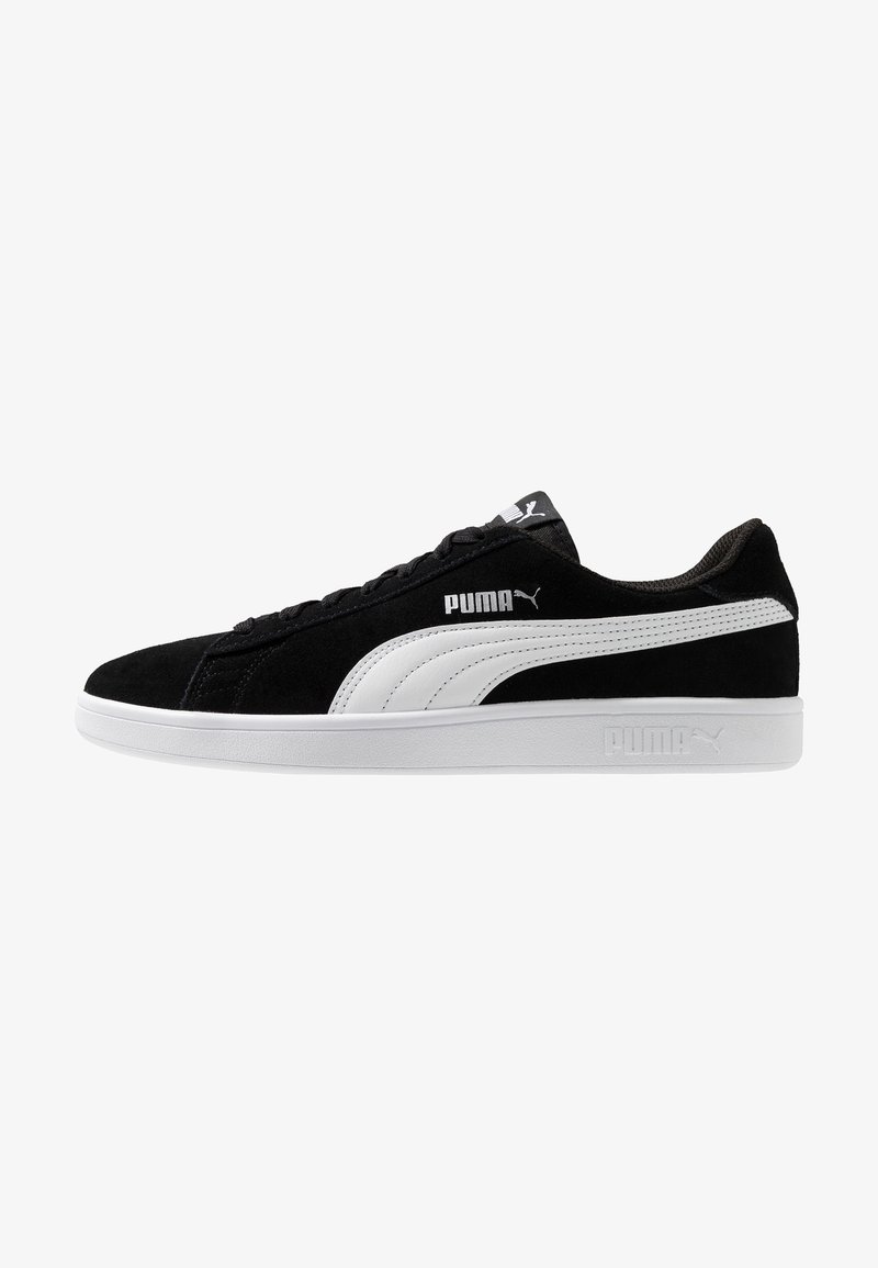 Zwarte suede sneakers met witte accenten, voorzien van een laag profiel, witte rubberen zool en opvallende Puma-branding aan de zijkant en tong.