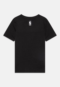 Svart bomull T-skjorte med rund hals, korte ermer og en liten hvit NBA-logo på øvre rygg. Jevn tekstur, standard passform.