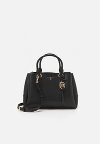 Czarna skórzana torebka o teksturowanej powierzchni, ze złotymi akcentami, podwójnymi uchwytami u góry oraz odpinanym paskiem na ramię. Posiada złote logo.