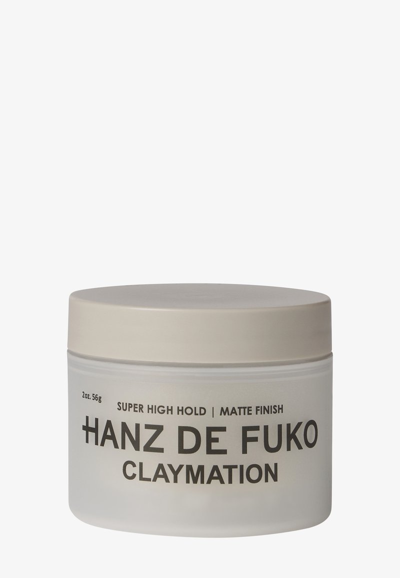 Contenant du produit capillaire Hanz de Fuko Claymation avec une tenue très forte et une finition mate, 2 onces, couvercle beige, pot blanc.